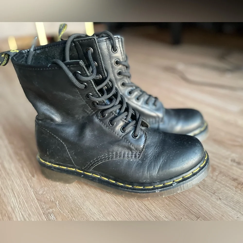 Dr. Martens βthe originalβ Womenβs Combat Boots size 7 - Picture 2 of 15